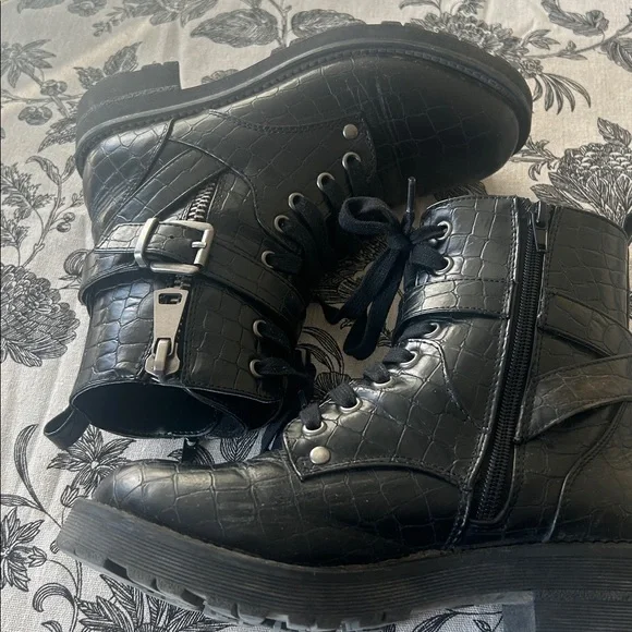 MIA Black Faux Croc-Embossed Combat Boots size 6 - Picture 5 of 8